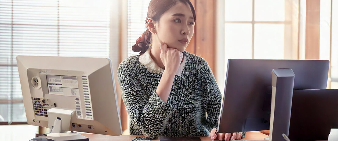 更新されてないホームページに悩みを抱えている女性担当者